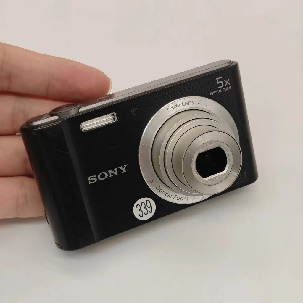 SONY กล้อง โซนี่ ว800 ซีซีดี กล้องดิจิตอลเรโทร ใช้งานได้จริง รูปลักษณ์ตามภาพจริง อุปกรณ์เสริมรวมแบตเตอรี่ แท่นชาร์จ เมมโมรี่การ์ด และอ่านบัตร (หน้าจอมี