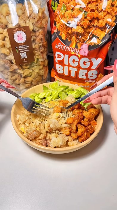 กากหมูคือ thương hiệu duy nhất mà mua ăn bao nhiêu lần cũng không thất vọng 😍 #piggybites #กากหมู #กากหมูโบราณ #กากหมูรสต้มยำ