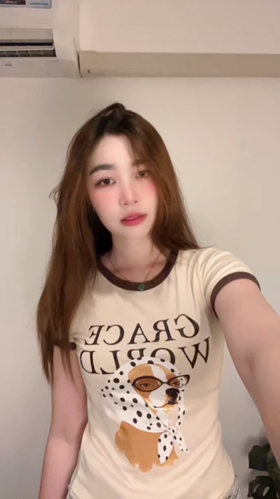 (รูปแบบใหม่ที่ได้รับการปรับปรุง) M-3XL เสื้อทีเชิร์ตผู้หญิง ลายสุนัขแว่นดำ GRACE WORLD สีครีม-น้ำตาล ใส่สบาย