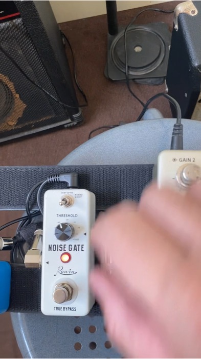 Rowin Noise Gate: hiệu ứng cắt tiếng rít cho guitar, giảm tiếng ồn từ distortion hoặc ampli mạnh, khiến âm thanh sạch, sắc nét, trong trẻo, có chế độ Hard / Soft, dễ điều chỉnh, kích thước nhỏ gọn, dễ mang theo.