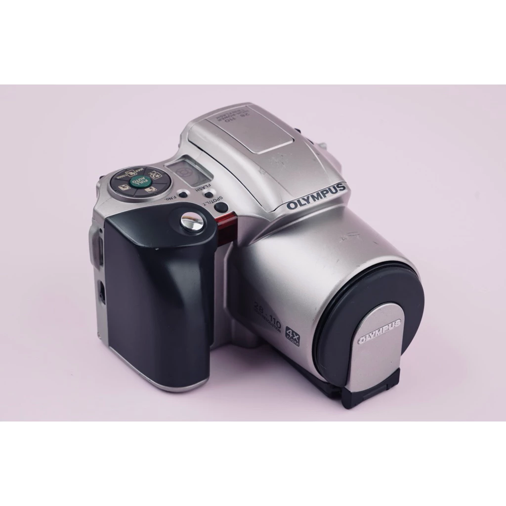 Olympus L-20 กล้อง slr แบบเปลี่ยนเลนส์ไม่ได้ ติดเลนส์ระยะ 28 - 110mm f4.5 - 5.6 ครอบคลุมการใช้งานได้ดีมาก